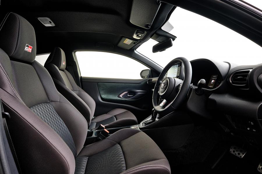 Интерьер Toyota GR Yaris RS 2020 года  (JP) (фото 5 из 11)
